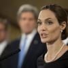 Angelina Jolie à la conférence de presse donnée par les ministres du G8, suite à l'accord trouvé pour lutter contre les violences sexuelles en zone de guerre, à Londres, le 11 avril 2013.