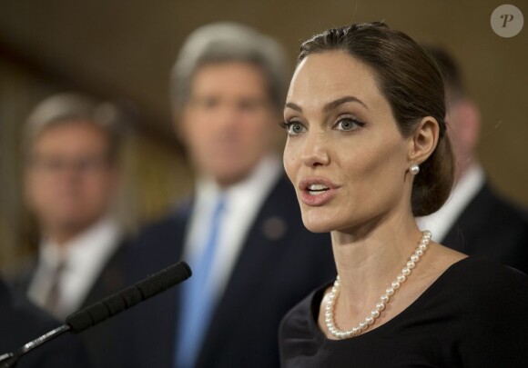 Angelina Jolie à la conférence de presse donnée par les ministres du G8, suite à l'accord trouvé pour lutter contre les violences sexuelles en zone de guerre, à Londres, le 11 avril 2013.