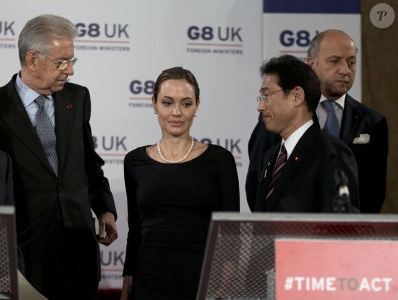 Angelina Jolie lors de la conférence de presse donnée par les ministres du G8, suite à l'accord trouvé pour lutter contre les violences sexuelles en zone de guerre, à Londres, le 11 avril 2013.