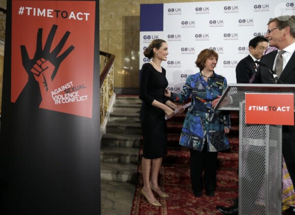 Angelina Jolie à Londres pour à la conférence de presse donnée par les ministres du G8, suite à l'accord trouvé pour lutter contre les violences sexuelles en zone de guerre, le 11 avril 2013.