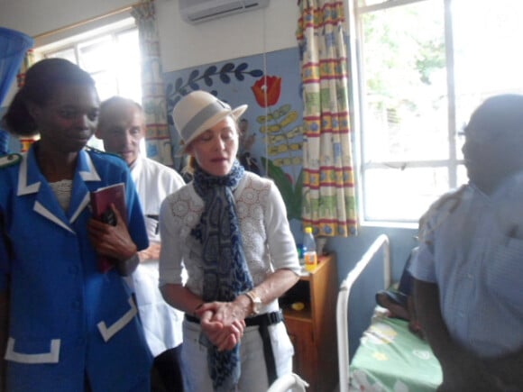 Madonna rencontre des patients du Queen Elizabeth Central Hospital à Blantyre, Malawi le 4 avril, 2013.