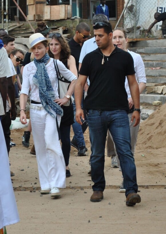 Madonna dans les rues de Blantyre au Malawi où elle est actuellement en visite, le 4 avril 2013.