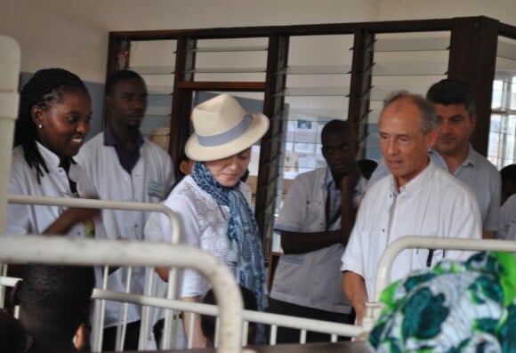 Madonna rencontre les patients de l'hôpital Queen Elizabeth Central à Blantyre, au Malawi, le 4 avril 2013.