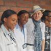 Madonna au côté d'étudiants du Malawi College of Medicine à l'hôpital Queen Elizabeth Central à Blantyre au Malawi, le 4 avril 2013.