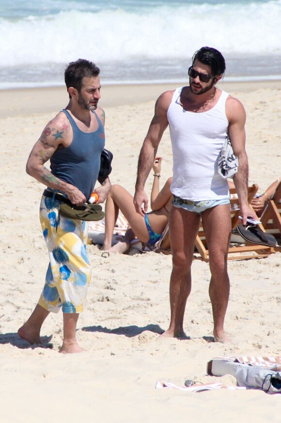 Le créateur Marc Jacobs et son chéri Harry Louis à la plage à Rio de Janeiro, le 11 avril 2013.