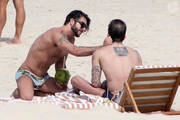 Marc Jacobs et son sexy chéri Harry Louis à la plage à Rio de Janeiro, le 11 avril 2013.