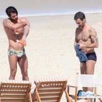 Marc Jacobs : Toujours sexy avec son boyfriend à la plage malgré une boulette