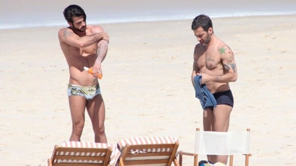 Marc Jacobs : Toujours sexy avec son boyfriend à la plage malgré une boulette