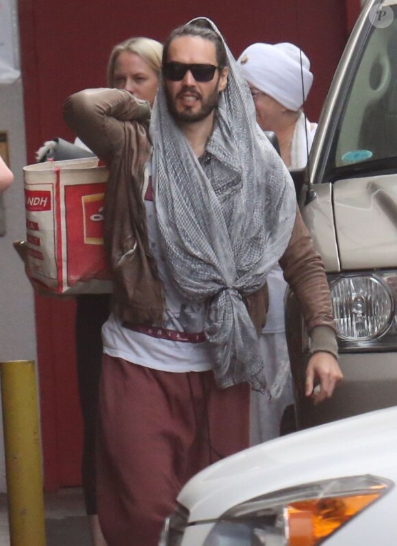 Russell Brand en look hippie après son cours de yoga à West Hollywood le 5 avril 2013.