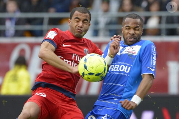 Le joueur troyen Quentin Othon à la lutte avec le brésilien Lucas Moura pendant le match Troyes - PSG le 13 avril 2013.
