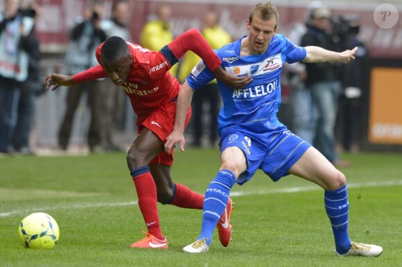 Stephane Darbion face à Blaise Matuidi pendant le match Troyes - PSG le 13 avril 2013.