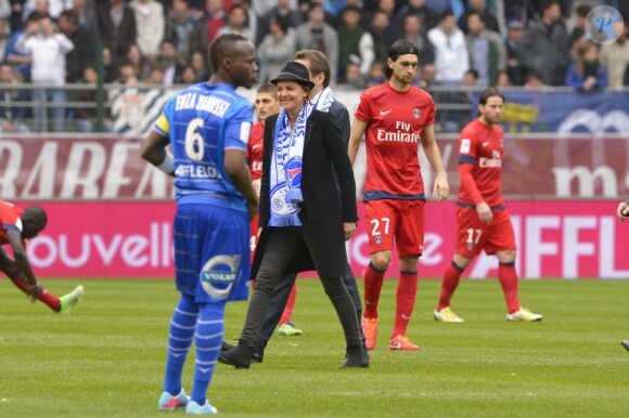 Cendrine Dominguez pendant le match Troyes - PSG le 13 avril 2013.