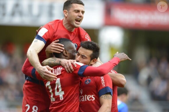 Blaise Matuidi félicité après son but victorieux lors du match Troyes - PSG le 13 avril 2013.