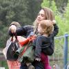 Jessica Alba s'occupe de sa petite dernière Haven au parc à Los Angeles, le 13 Avril 2013