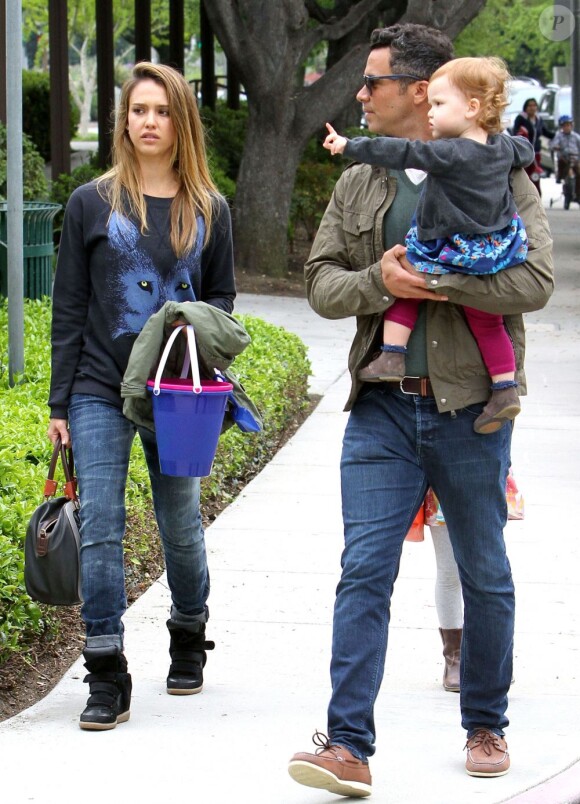 Jessica Alba et son mari Cash Warren sont au parc avec leurs deux filles Honor et Haven à Los Angeles, le 13 Avril 2013