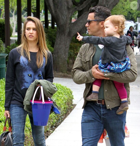 Cash Warren porte sa petite Haven non loin de son épouse Jessica Alba à Los Angeles, le 13 Avril 2013