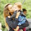 Jessica Alba et son mari Cash Warren profitent de leurs filles Haven et Honor au Canyon Park à Los Angeles, le 13 avril 2013