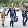 Jessica Alba et son mari Cash Warren profitent de leurs filles Haven et Honor au Canyon Park à Los Angeles, le 13 avril 2013