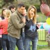 Jessica Alba et son mari Cash Warren profitent de leurs filles Haven et Honor au Canyon Park à Los Angeles, le 13 avril 2013