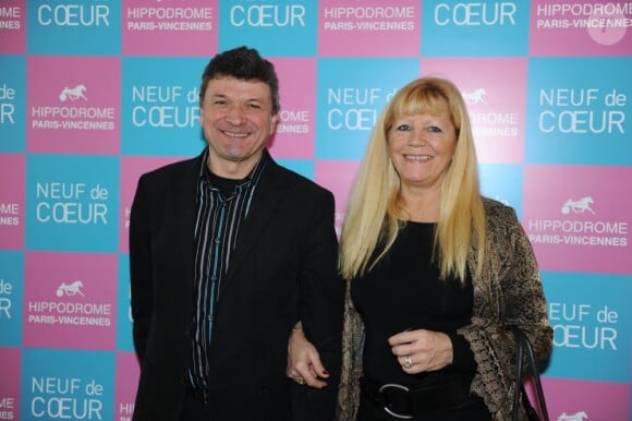 Bernard Thévenet et sa femme lors de la Journée Foot pour l'association Neuf de Coeur à Paris en janvier 2010.