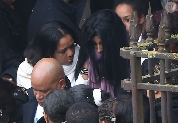 Sortie d'église lors des obsèques de Gérald Babin (candidat de Koh Lanta), à Nemours, le vendredi 5 avril 2013 - Sa compagne Leila, avec l'écharpe violette, est effondrée