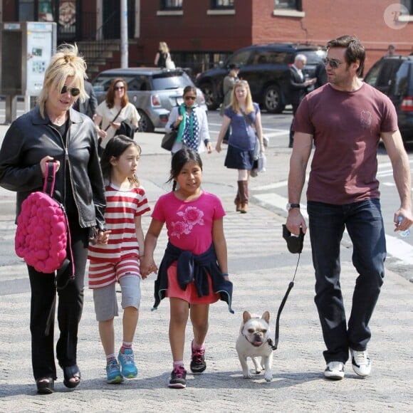 Hugh Jackman avec sa famille à New York le 10 avril 2013