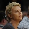 Charlize Theron, heureuse lors du match entre les Los Angeles Lakers et les San Antonio Spurs au Staples Center de Los Angeles le 14 avril 2013