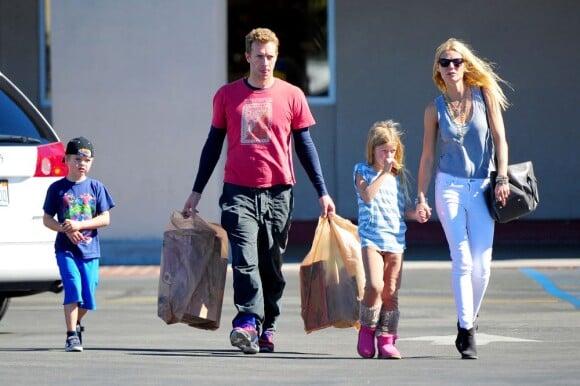 Gwyneth Patrow et Chris Martin avec leurs enfants le 25 octobre 2012 à Los Angeles