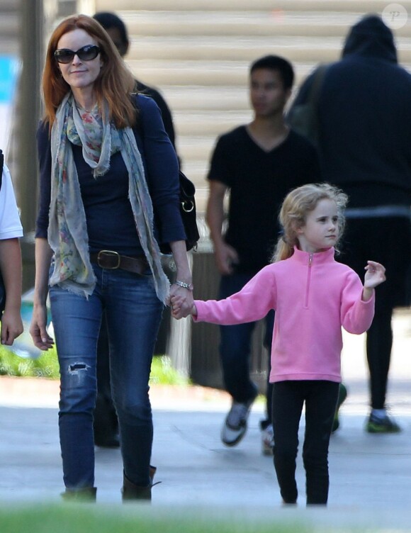 Exclusif - L'actrice Marcia Cross emmène sa fille Eden à son cours de natation à Los Angeles, le 15 avril 2013.