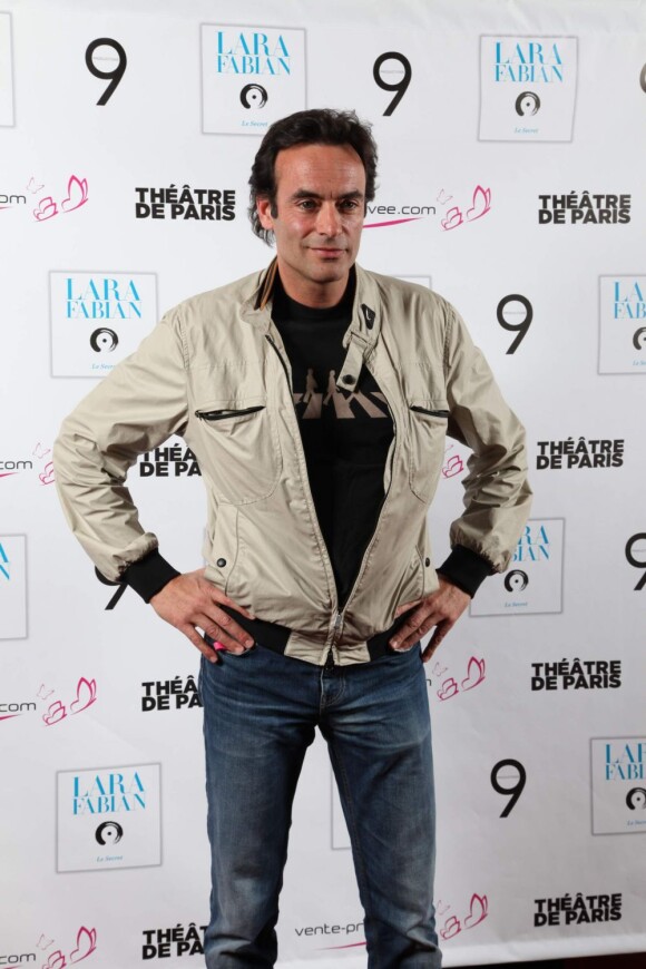 Anthony Delon pose au cocktail qui a suivi le showcase de Lara Fabian, au Théâtre de Paris, le 15 avril 2013, pour la sortie de son album intitulé Le Secret.