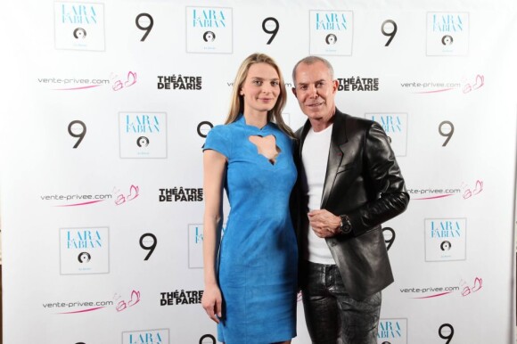 Sarah Marshall et Jean-Claude Jitrois posent au cocktail qui a suivi le showcase de Lara Fabian, au Théâtre de Paris, le 15 avril 2013, pour la sortie de son album intitulé Le Secret.