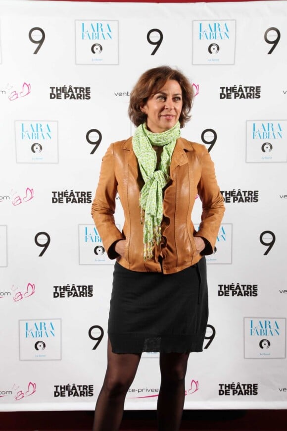 Corinne Touzet pose au cocktail qui a suivi le showcase de Lara Fabian, au Théâtre de Paris, le 15 avril 2013, pour la sortie de son album intitulé Le Secret.