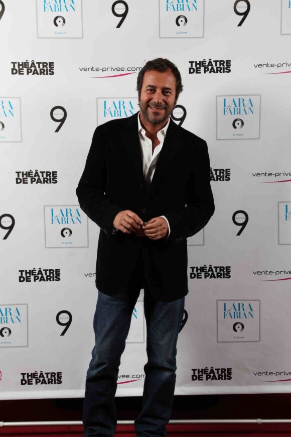 Bernard Montiel pose au cocktail qui a suivi le showcase de Lara Fabian, au Théâtre de Paris, le 15 avril 2013, pour la sortie de son album intitulé Le Secret.