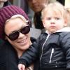 La chanteuse Pink et sa fille Willow à Paris, le mardi 16 avril 2013.