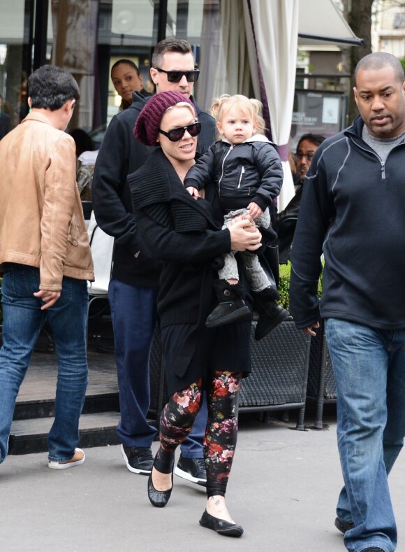 La chanteuse Pink, Carey Hart, et leur fille Willow à Paris, le mardi 16 avril 2013.