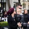 La chanteuse Pink et sa fille Willow à Paris, le mardi 16 avril 2013.