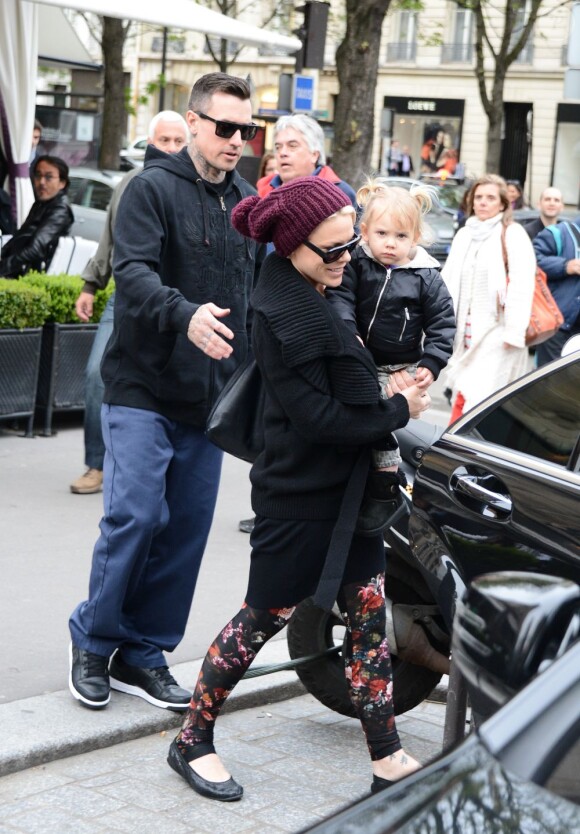Pink et sa fille Willow à Paris, le mardi 16 avril 2013.