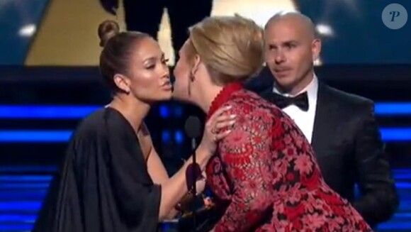 Adele lors des Grammy Awards 2013 où la star a été récompensée par Jennifer Lopez, du trophée de la meilleure performance pop solo, au Staples Center de Los Angeles, le 10 février dernier.