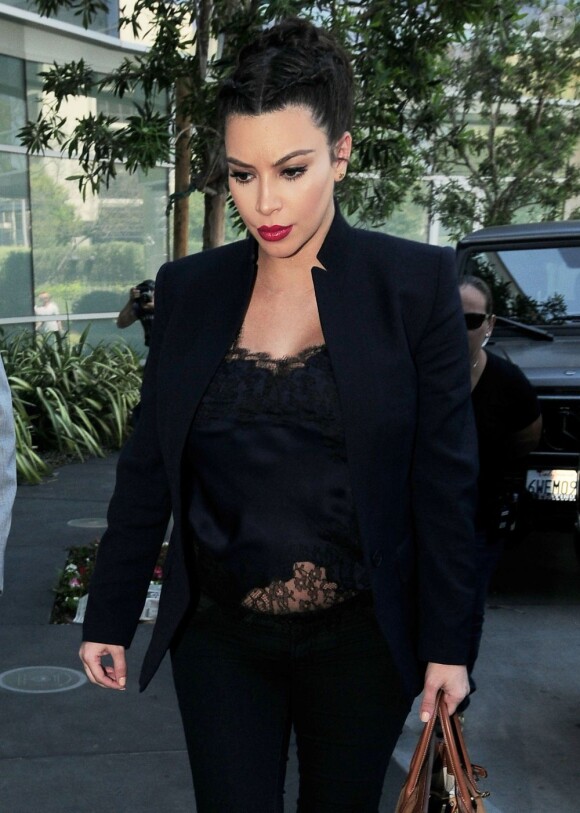 Kim Kardashian s'affiche, enceinte, dans les rues de Los Angeles, le 18 avril 2013.