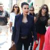Kim Kardashian, enceinte, se promène avec une amie à Beverly Hills, le 18 avril 2013.