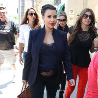 Kim Kardashian : Classe et sexy avant son procès, elle expose son baby bump