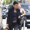 Kim Kardashian, enceinte, se promène avec une amie à Beverly Hills, le 18 avril 2013.