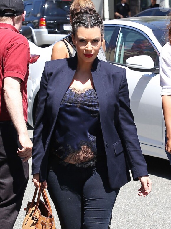 Kim Kardashian, enceinte, à Beverly Hills, le 18 avril 2013.