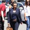 Kim Kardashian, enceinte, se promène avec une amie à Beverly Hills, le 18 avril 2013.