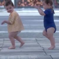 Evian Baby & Me : Les bébés alter ego se dandinent sur Here Comes the Hotstepper