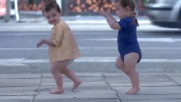 Evian Baby & Me : Les bébés alter ego se dandinent sur Here Comes the Hotstepper