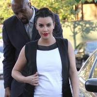 Kim Kardashian, enceinte : Glamour pour les 34 ans de Kourtney, chic au tribunal