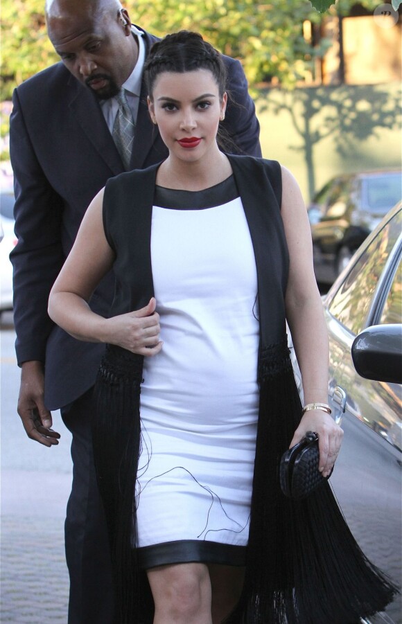 Kim Kardashian, enceinte, a fêté avec tout le clan Kardashian le 34e anniversaire de sa soeur Kourtney au restaurant Taverna Tony, à Malibu, le 18 avril 2013