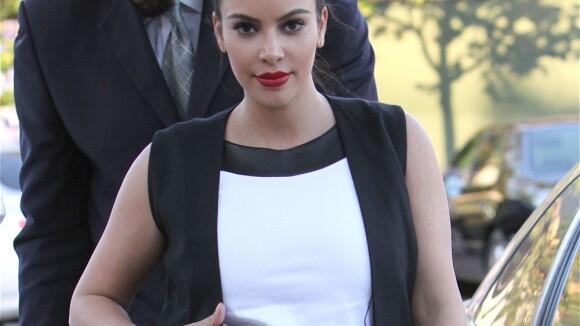 Kim Kardashian, enceinte : Glamour pour les 34 ans de Kourtney, chic au tribunal