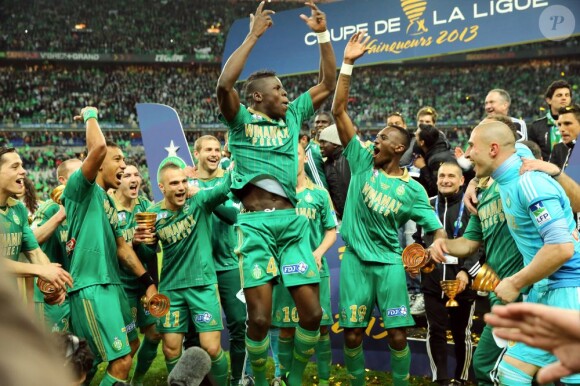 L'AS Saint-Etienne fête sa victoire en finale de la Coupe de la Ligue face à Rennes, le 20 avril 2013, tandis que le domicile de Fraisses de l'attaquant des Verts Pierre-Emerick Aubameyang se fait cambrioler...